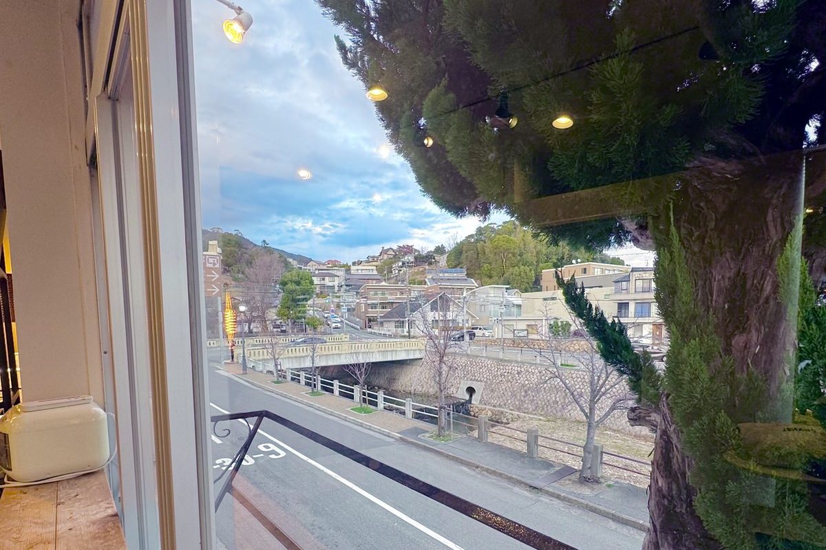 店の窓から見える芦屋川